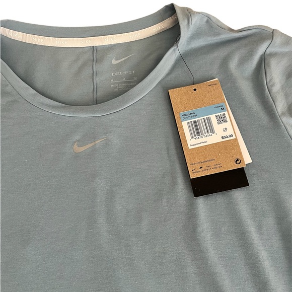 Nike women’s Training shirt size medium . New with tags! - Picture 2 of 4